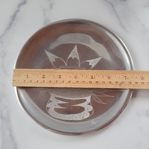 Elizabeth Gardenhire Corn Husk Hand-Etched Plate - Picture 5 of 11